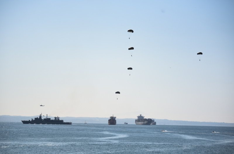 Το Πολεμικό Ναυτικό μάγεψε τη Θεσσαλονίκη: Πλοία, ελικόπτερα και αλεξιπτωτιστές [εικόνες] | iefimerida.gr 8