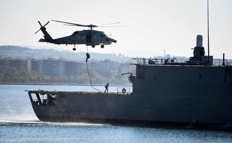 Το Πολεμικό Ναυτικό μάγεψε τη Θεσσαλονίκη: Πλοία, ελικόπτερα και αλεξιπτωτιστές [εικόνες] | iefimerida.gr 2
