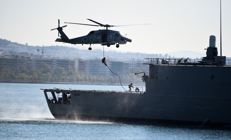 Το Πολεμικό Ναυτικό μάγεψε τη Θεσσαλονίκη: Πλοία, ελικόπτερα και αλεξιπτωτιστές [εικόνες] | iefimerida.gr 3