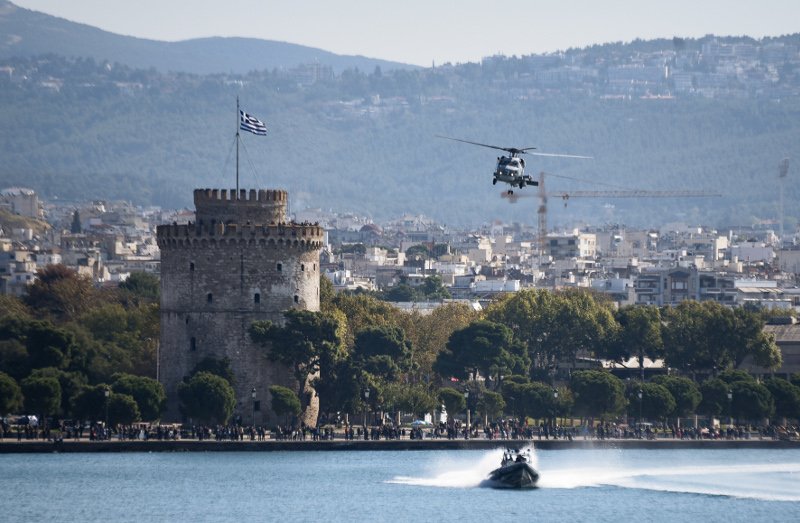 Το Πολεμικό Ναυτικό μάγεψε τη Θεσσαλονίκη: Πλοία, ελικόπτερα και αλεξιπτωτιστές [εικόνες] | iefimerida.gr 4