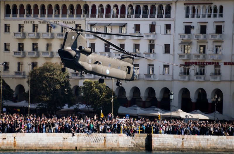 Το Πολεμικό Ναυτικό μάγεψε τη Θεσσαλονίκη: Πλοία, ελικόπτερα και αλεξιπτωτιστές [εικόνες] | iefimerida.gr 9