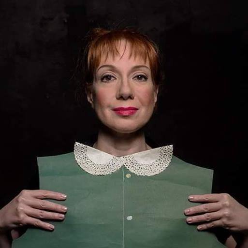 Η Τζούλη Σούμα υποδύεται την ηρωίδα της διπλανής, αλλά και της δικιάς σου πόρτας [εικόνες]  | iefimerida.gr 1