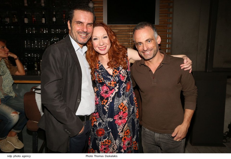 Η Τζούλη Σούμα υποδύεται την ηρωίδα της διπλανής, αλλά και της δικιάς σου πόρτας [εικόνες]  | iefimerida.gr 2