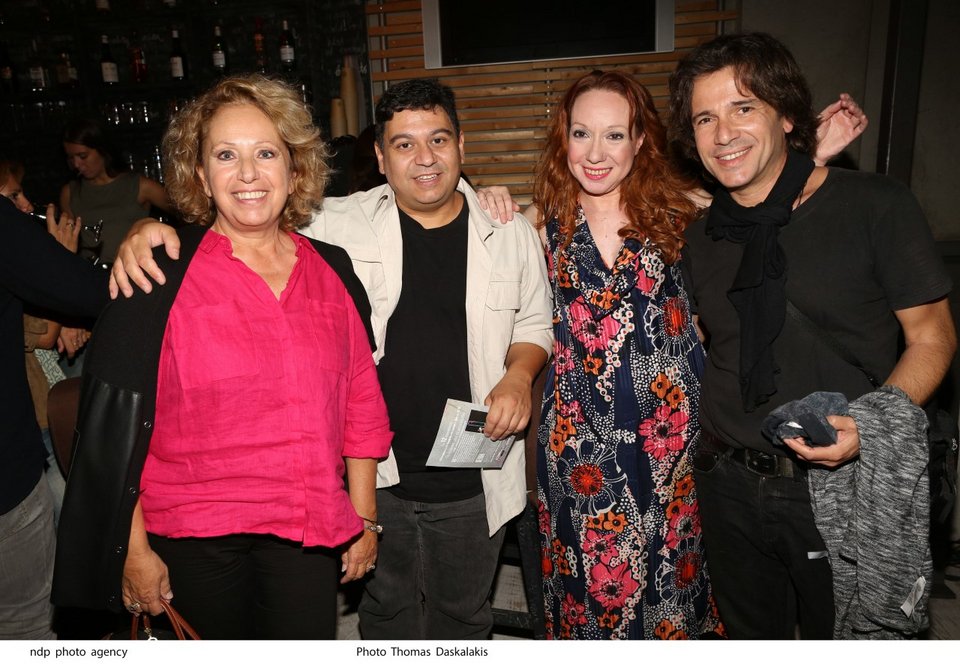 Η Τζούλη Σούμα υποδύεται την ηρωίδα της διπλανής, αλλά και της δικιάς σου πόρτας [εικόνες]  | iefimerida.gr 3