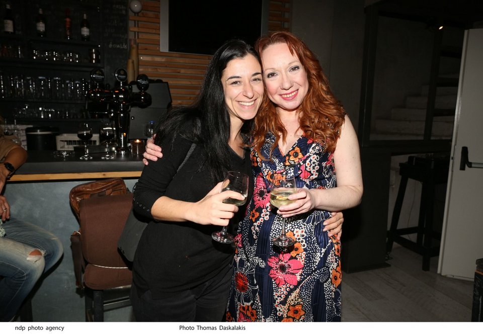 Η Τζούλη Σούμα υποδύεται την ηρωίδα της διπλανής, αλλά και της δικιάς σου πόρτας [εικόνες]  | iefimerida.gr 4