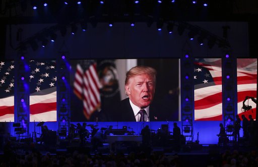 Σπάνια συνάντηση: Οι 5 εν ζωή πρώην πρόεδροι των ΗΠΑ μαζί στη σκηνή [εικόνες & βίντεο] | iefimerida.gr 1