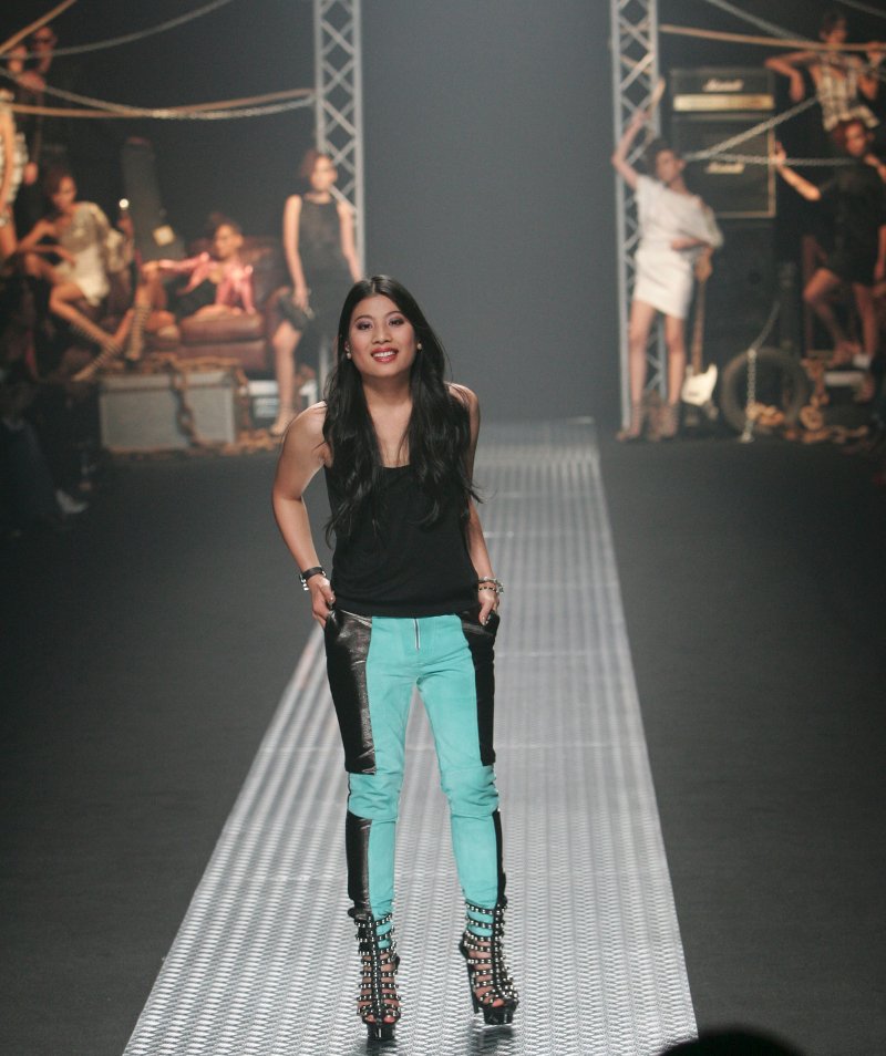 Η θλιμμένη νεαρή πριγκίπισσα της Ταϊλάνδης τράβηξε τα βλέμματα στην κηδεία του βασιλιά [εικόνες] | iefimerida.gr 5