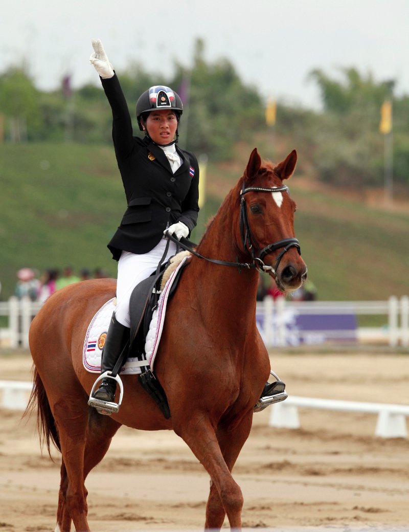 Η θλιμμένη νεαρή πριγκίπισσα της Ταϊλάνδης τράβηξε τα βλέμματα στην κηδεία του βασιλιά [εικόνες] | iefimerida.gr 10