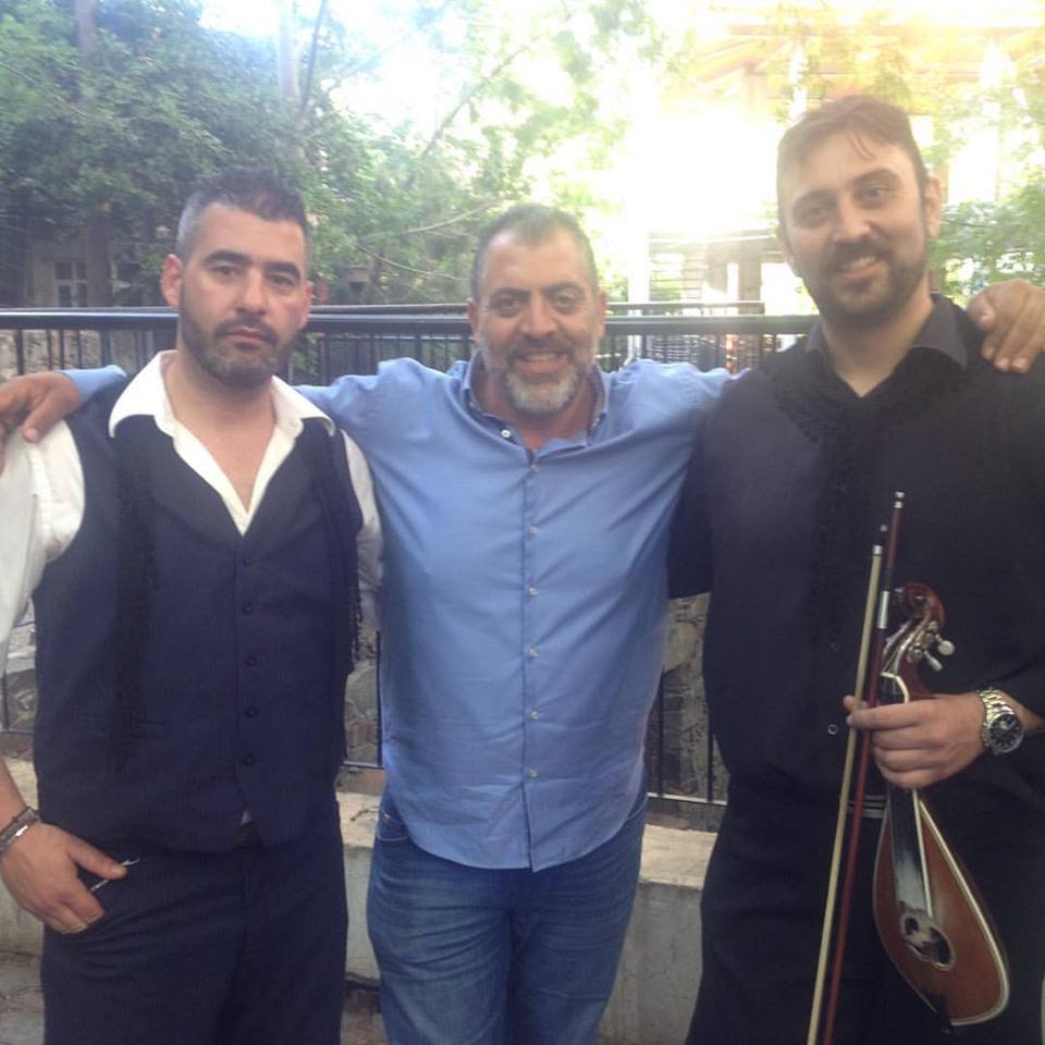 Κρητικός τραγουδιστής έκανε πρόταση γάμου με πανό [εικόνες] | iefimerida.gr 3