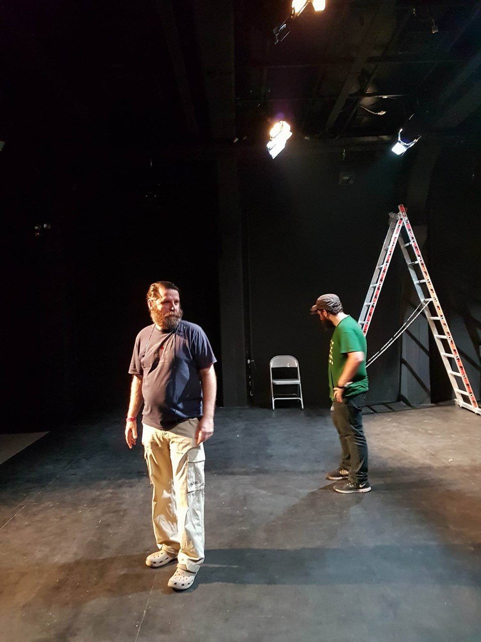 Πώς ο Δημήτρης Μυλωνάς μετέτρεψε το Από Μηχανής Θέατρο σε ραφτάδικο [εικόνες & βίντεο]  | iefimerida.gr 5