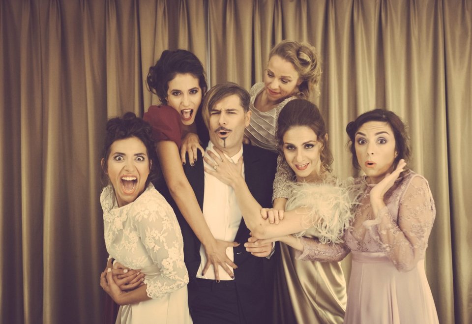 Πώς ο Δημήτρης Μυλωνάς μετέτρεψε το Από Μηχανής Θέατρο σε ραφτάδικο [εικόνες & βίντεο]  | iefimerida.gr 4