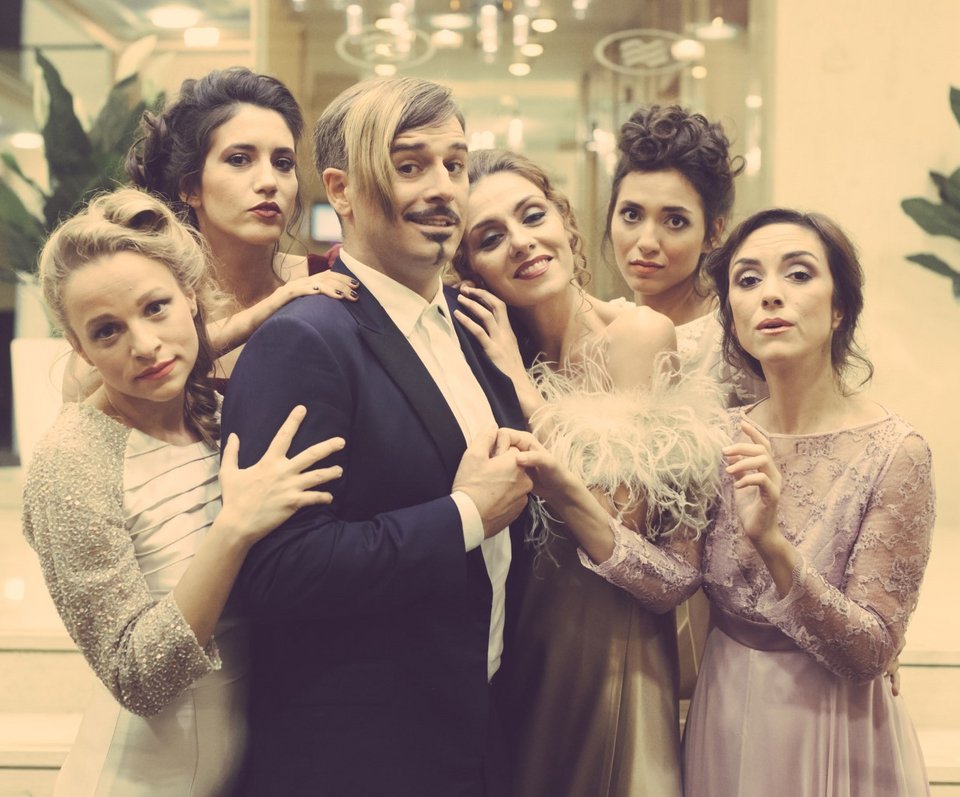 Πώς ο Δημήτρης Μυλωνάς μετέτρεψε το Από Μηχανής Θέατρο σε ραφτάδικο [εικόνες & βίντεο]  | iefimerida.gr 0