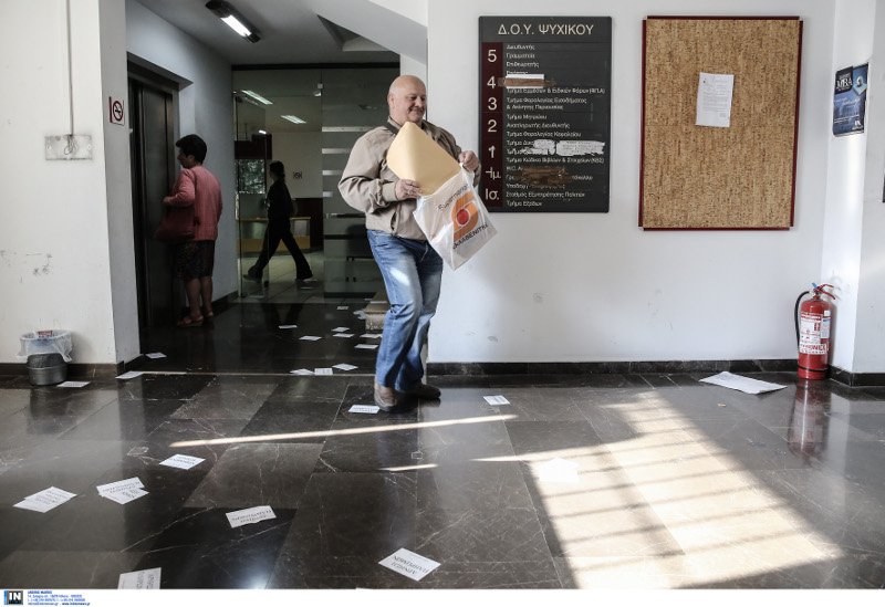 Νέα εισβολή του Ρουβίκωνα στη ΔΟΥ Ψυχικού [εικόνες] | iefimerida.gr 3