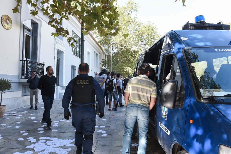 Εισβολή και κατάληψη στην πρεσβεία της Ισπανίας από μέλη του Ρουβίκωνα -18 προσαγωγές [εικόνες] | iefimerida.gr 0