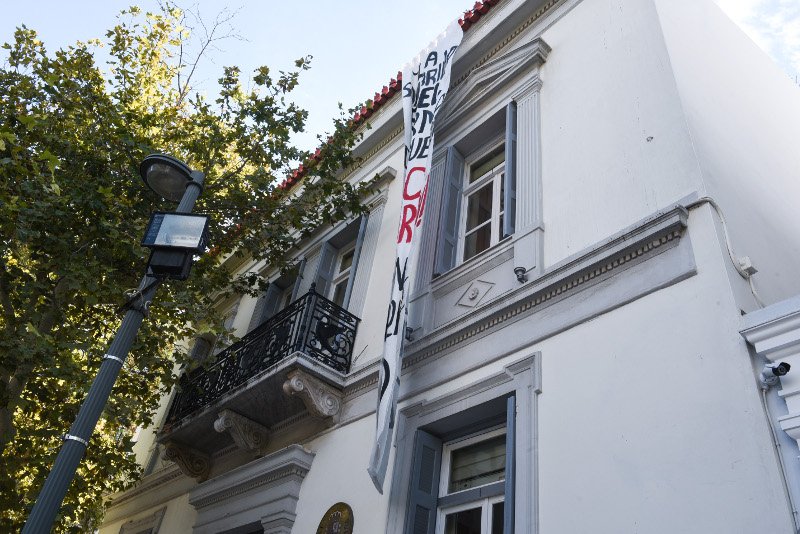 Εισβολή και κατάληψη στην πρεσβεία της Ισπανίας από μέλη του Ρουβίκωνα -18 προσαγωγές [εικόνες] | iefimerida.gr 3