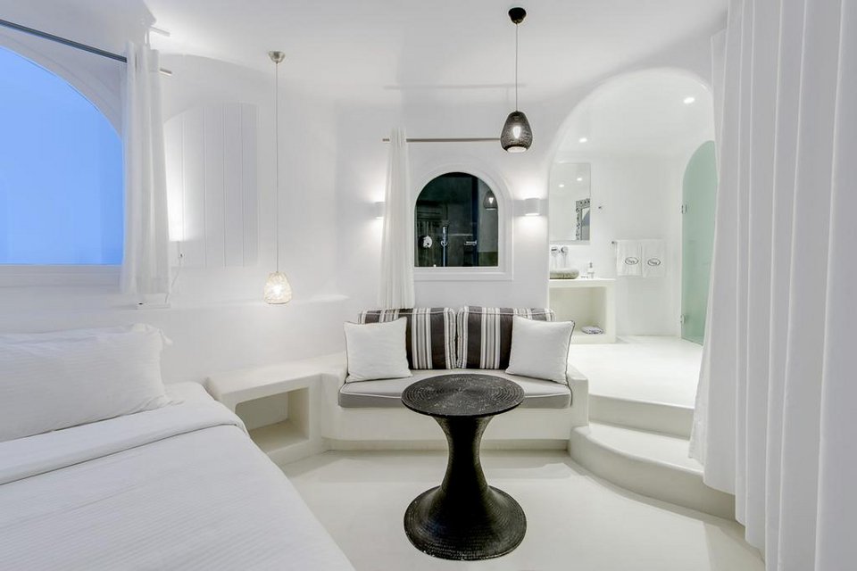 Αυτή η ιδιωτική πισίνα στη Σαντορίνη κάνει τον γύρο του κόσμου -Συνδέει το δωμάτιο με τη βεράντα [εικόνες] | iefimerida.gr 9