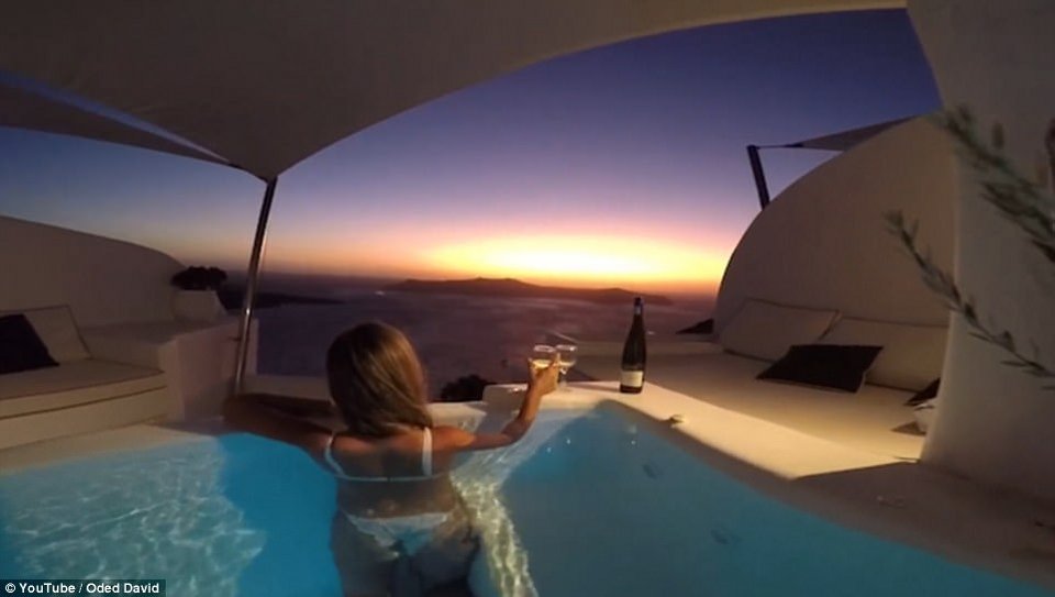 Αυτή η ιδιωτική πισίνα στη Σαντορίνη κάνει τον γύρο του κόσμου -Συνδέει το δωμάτιο με τη βεράντα [εικόνες] | iefimerida.gr 0