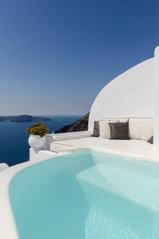 Αυτή η ιδιωτική πισίνα στη Σαντορίνη κάνει τον γύρο του κόσμου -Συνδέει το δωμάτιο με τη βεράντα [εικόνες] | iefimerida.gr 8