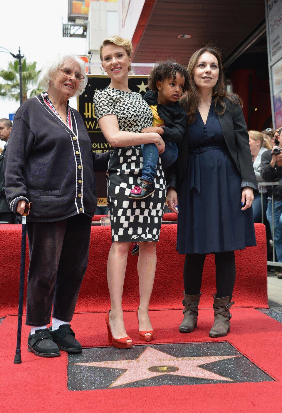 Η Εβραία Σκάρλετ Γιόχανσον: Εκλαψε όταν έμαθε πως θείος της πέθανε σε γκέτο [βίντεο] | iefimerida.gr 1