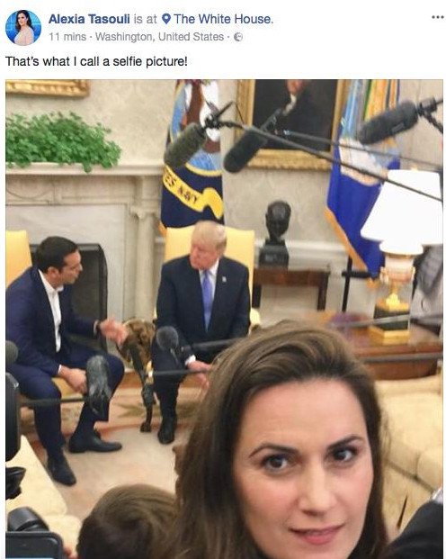 Ελληνίδα δημοσιογράφος έβγαλε σέλφι με φόντο... Τσίπρα-Τραμπ [εικόνα] | iefimerida.gr 0