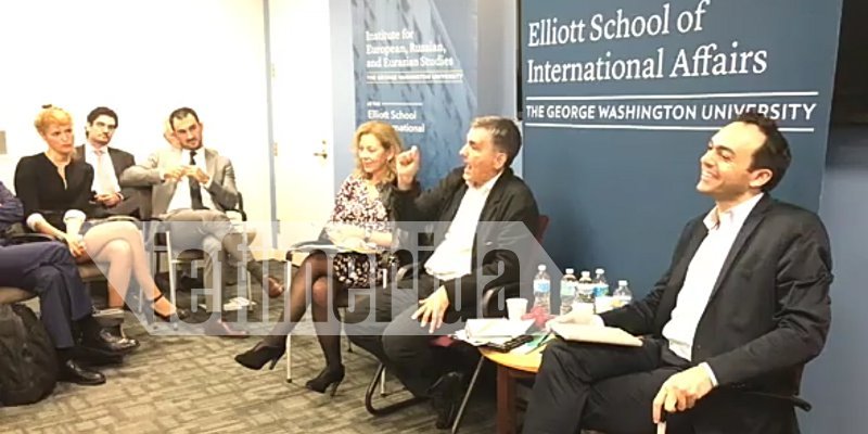 Η ξανθιά με το μίνι και το σταυροπόδι που τράβηξε τα βλέμματα σε ομιλία του Τσακαλώτου [εικόνες] | iefimerida.gr 0