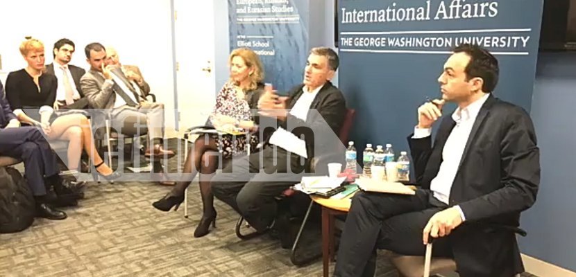 Η ξανθιά με το μίνι και το σταυροπόδι που τράβηξε τα βλέμματα σε ομιλία του Τσακαλώτου [εικόνες] | iefimerida.gr 5