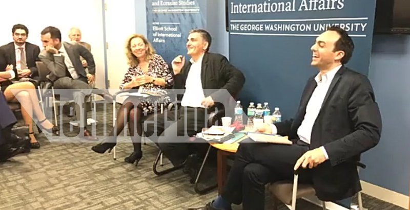 Η ξανθιά με το μίνι και το σταυροπόδι που τράβηξε τα βλέμματα σε ομιλία του Τσακαλώτου [εικόνες] | iefimerida.gr 1