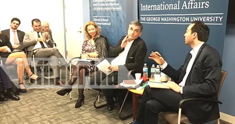 Η ξανθιά με το μίνι και το σταυροπόδι που τράβηξε τα βλέμματα σε ομιλία του Τσακαλώτου [εικόνες] | iefimerida.gr 2