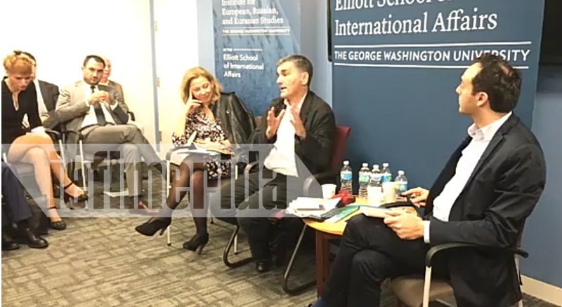 Η ξανθιά με το μίνι και το σταυροπόδι που τράβηξε τα βλέμματα σε ομιλία του Τσακαλώτου [εικόνες] | iefimerida.gr 3