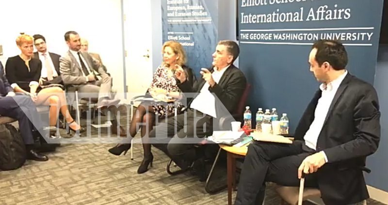 Η ξανθιά με το μίνι και το σταυροπόδι που τράβηξε τα βλέμματα σε ομιλία του Τσακαλώτου [εικόνες] | iefimerida.gr 4