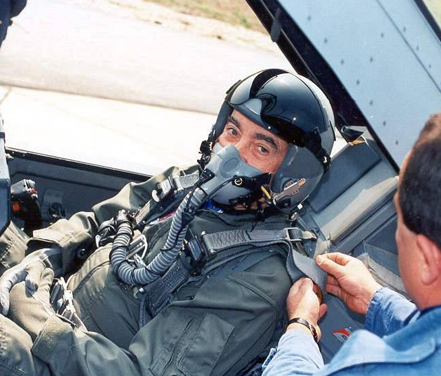Δείτε τον Τσίπρα με στολή πιλότου να πετά με F-16 [εικόνες&βίντεο] | iefimerida.gr 12