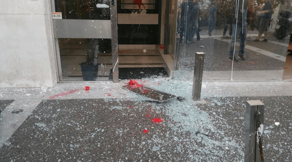 Επίθεση με πέτρες στα γραφεία του «Εθνους» -Χτύπησαν τον δημοσιογράφο Μένιο Σακελλαρόπουλο [εικόνες] | iefimerida.gr 1