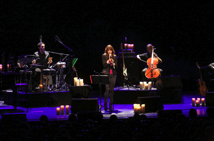 Γοήτευσε η Κάρλα Μπρούνι -Η εντυπωσιακή εμφάνισή της στο Παλλάς [εικόνες]  | iefimerida.gr 0