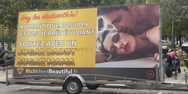 Πανό στα πανεπιστήμια διαφημίζουν τα Sugar baby -«Γίνετε πλούσιες, μην παίρνετε δάνεια!» [εικόνες] | iefimerida.gr 1