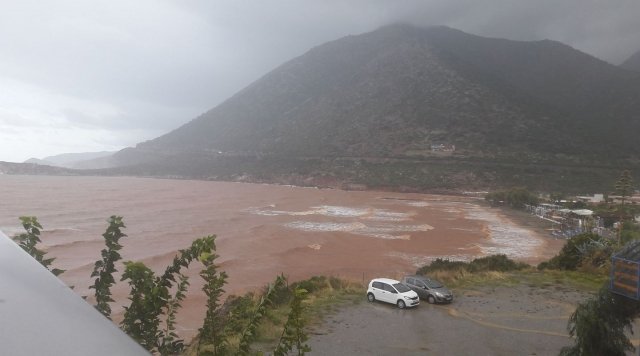 Η θάλασσα στο Μπαλί του Ρεθύμνου βάφτηκε κόκκινη [εικόνα] | iefimerida.gr 0