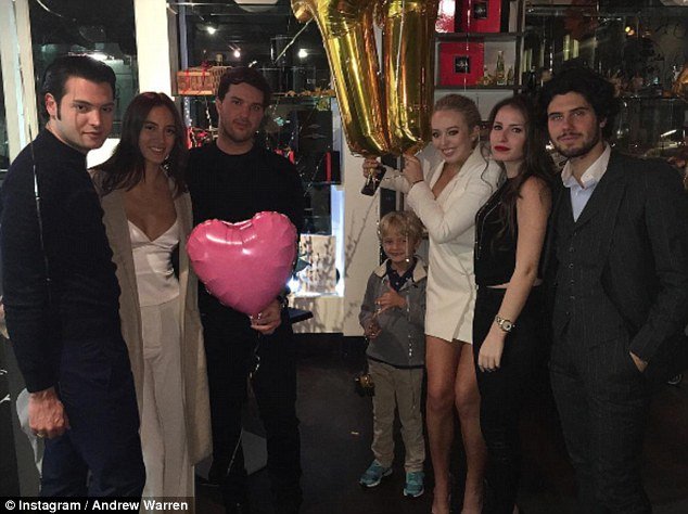 Η κόρη του Τραμπ, Τίφανι, γιόρτασε σχεδόν γυμνή τα γενέθλιά της -Φόρεσε μόνο ένα σακάκι [εικόνες] | iefimerida.gr 0