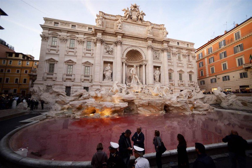 Το νερό της Φοντάνα Ντι Τρέβι έγινε κατακόκκινο! [εικόνες & βίντεο] | iefimerida.gr 0