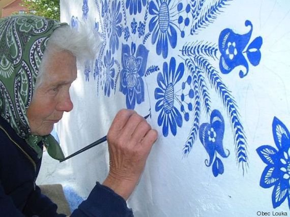 90χρονη έχει γεμίσει με υπέροχα παραδοσιακά σχέδια τους τοίχους του χωριού της [εικόνες]  | iefimerida.gr 5