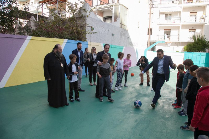 Ο Τσίπρας έπαιξε ποδόσφαιρο με τα παιδιά της «Αποστολής» στα Ιωάννινα [εικόνες] | iefimerida.gr 1