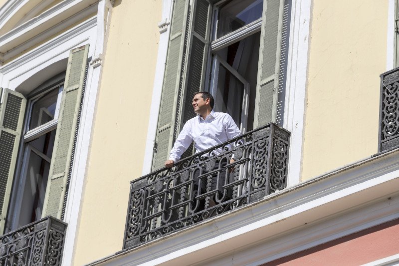 Ο Τσίπρας βγήκε στο... μπαλκόνι -Του γραφείου του στη Θεσσαλονίκη [εικόνες] | iefimerida.gr 0