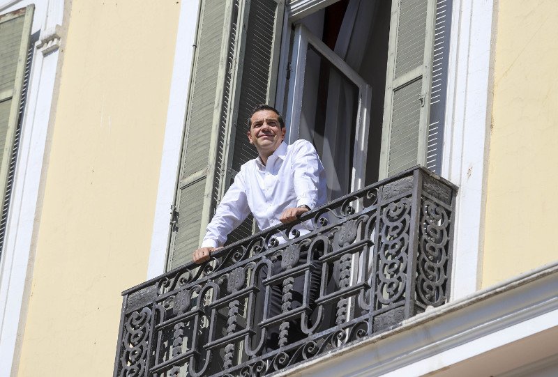Ο Τσίπρας βγήκε στο... μπαλκόνι -Του γραφείου του στη Θεσσαλονίκη [εικόνες] | iefimerida.gr 1