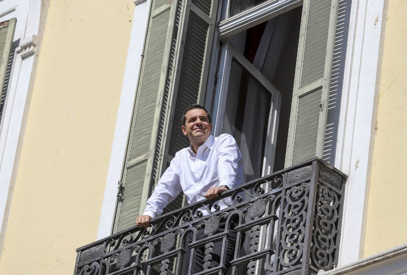 Ο Τσίπρας βγήκε στο... μπαλκόνι -Του γραφείου του στη Θεσσαλονίκη [εικόνες] | iefimerida.gr 2