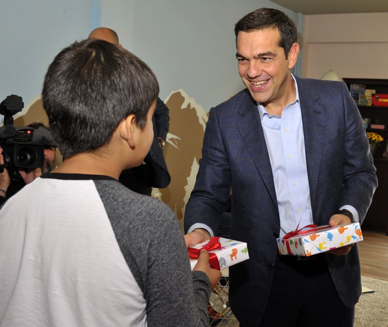 Ο Τσίπρας έπαιξε ποδόσφαιρο με τα παιδιά της «Αποστολής» στα Ιωάννινα [εικόνες] | iefimerida.gr 6