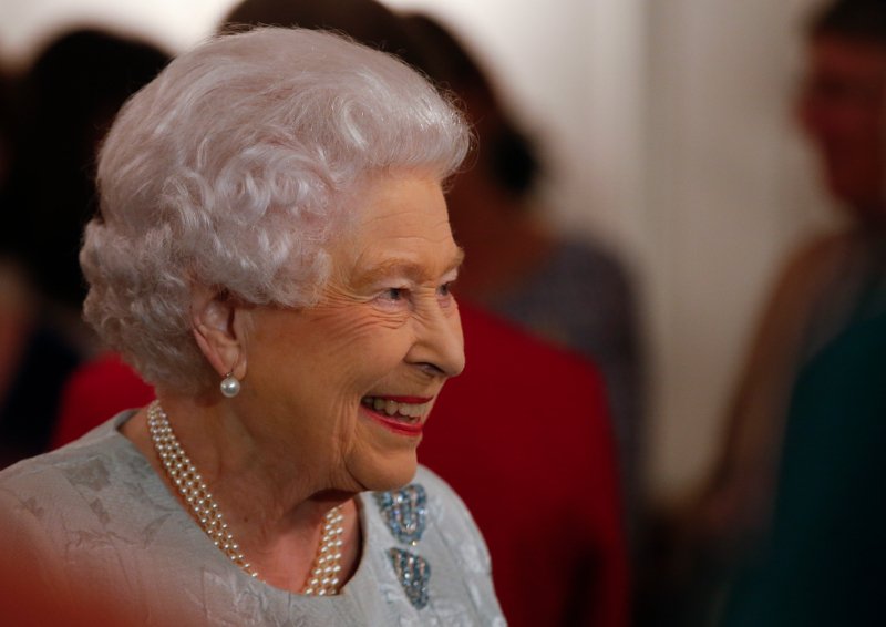 Η μόνη ημέρα που η βασίλισσα Ελισάβετ έχει μαζί της χρήματα -Τι κάνει ο μπάτλερ της πριν της δώσει το χαρτονόμισμα [εικόνες]  | iefimerida.gr 0