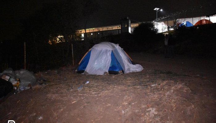 Εικόνες ντροπής στη Χίο: Μετανάστες σκαρφάλωσαν στα δέντρα για να προφυλαχθούν από τη βροχή | iefimerida.gr 5