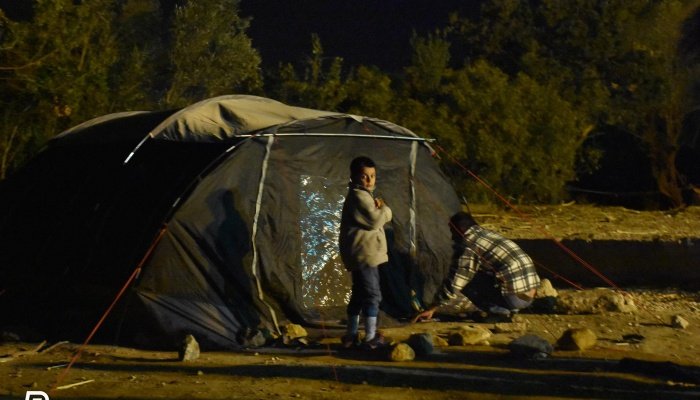 Εικόνες ντροπής στη Χίο: Μετανάστες σκαρφάλωσαν στα δέντρα για να προφυλαχθούν από τη βροχή | iefimerida.gr 2
