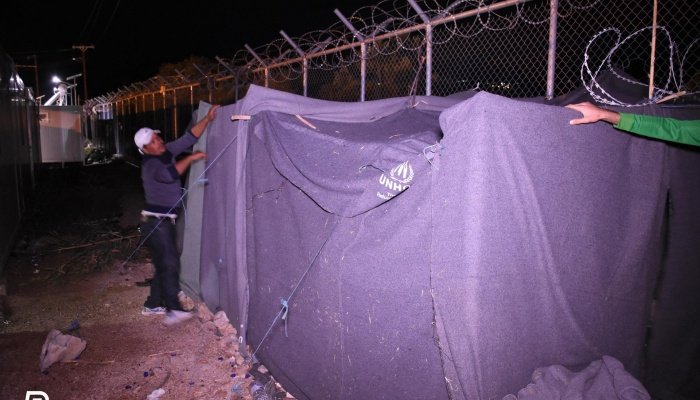 Εικόνες ντροπής στη Χίο: Μετανάστες σκαρφάλωσαν στα δέντρα για να προφυλαχθούν από τη βροχή | iefimerida.gr 1
