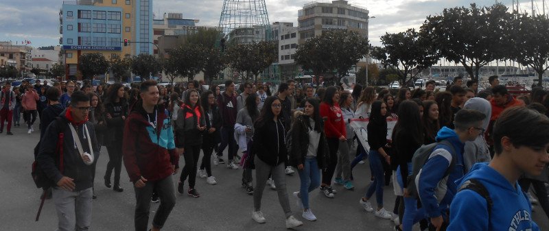 Και στο Βόλο βγήκαν οι μαθητές στους δρόμους [εικόνες] | iefimerida.gr 1