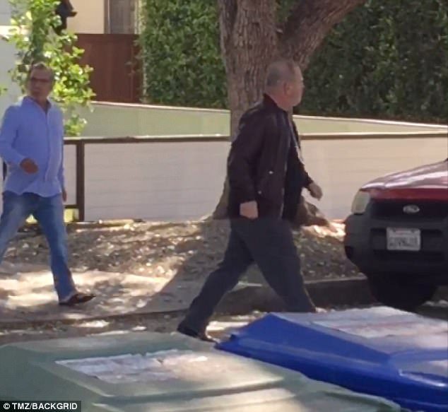 Ο Γουάινσταϊν ύψωσε το μεσαίο του δάχτυλο στους δημοσιογράφους -Απειλούσε ότι θα αυτοκτονήσει [εικόνες & βίντεο] | iefimerida.gr 1