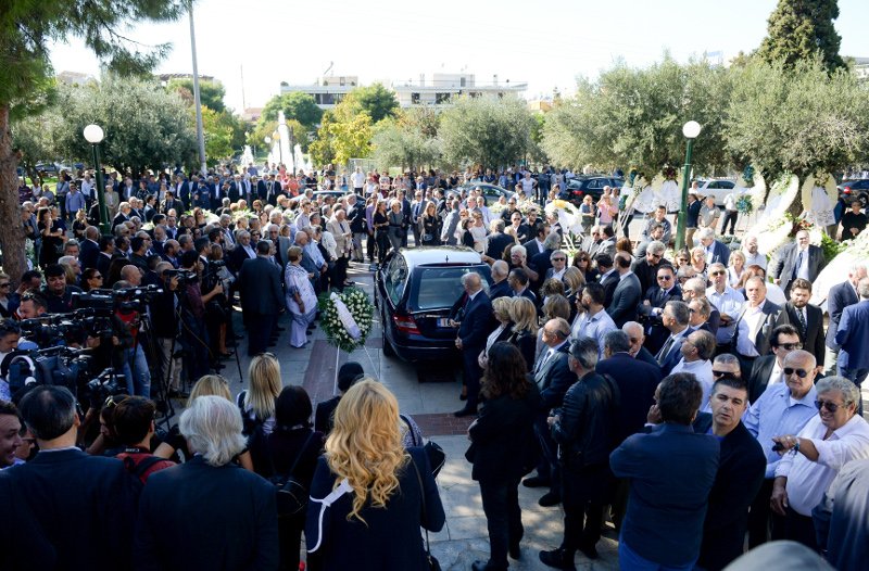 Tο τελευταίο αντίο στον Μιχάλη Ζαφειρόπουλο -Βουβός θρήνος στο Ελληνικό [εικόνες & βίντεο] | iefimerida.gr 4